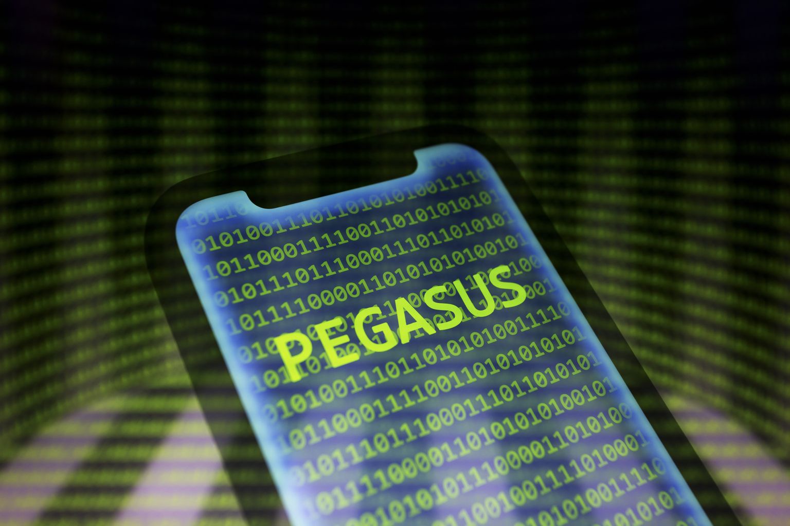 Sõna Pegasus ja binaarkoodi numbrid nutitelefoni ekraanil. Foto on illustratiivne.