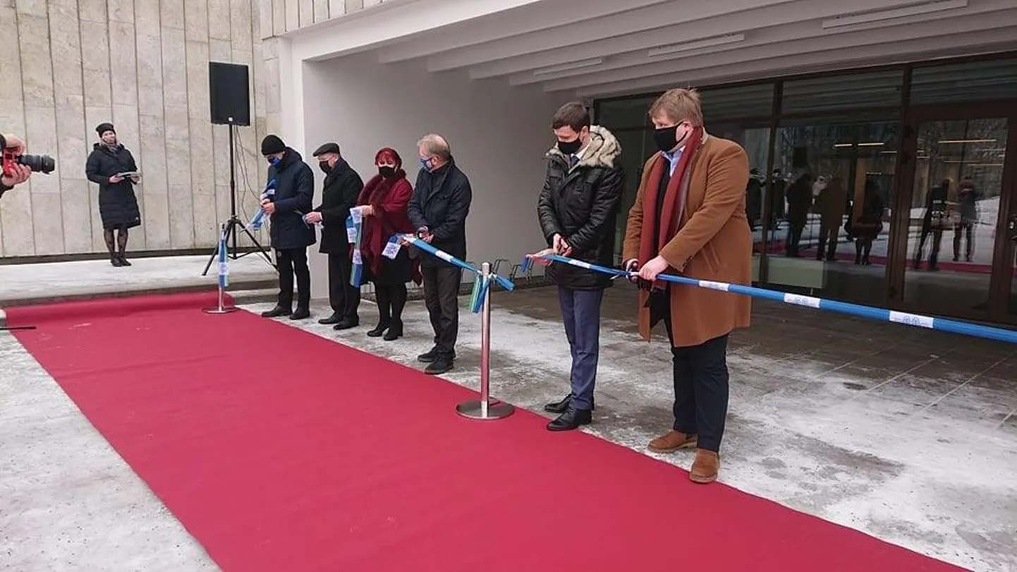 Eilsel riigi aastapäeval taasavati Tamsalu kultuurimaja piduliku lindilõikamisega.