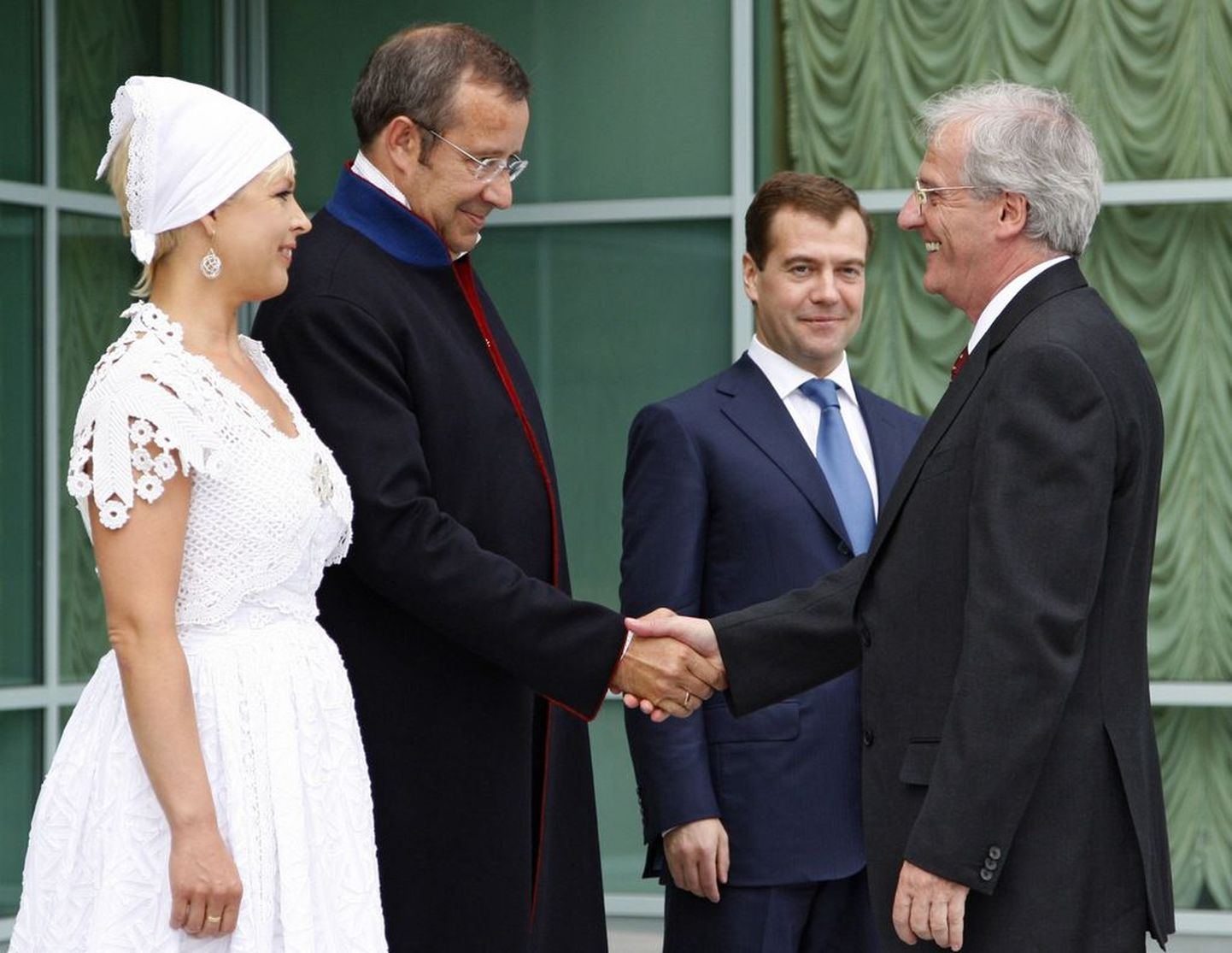 Mulgikuues president Toomas Hendrik Ilves, proua Evelin Ilves, Vene president Dmitri Medvedev ja Ungari riigipea László Sólyom.