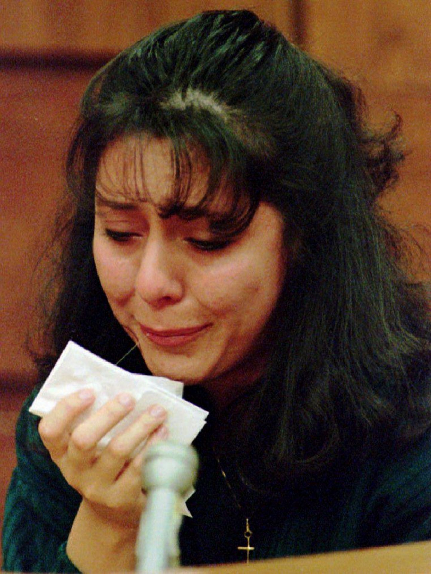 Lorēna Bobita raud tiesas prāvas laikā.