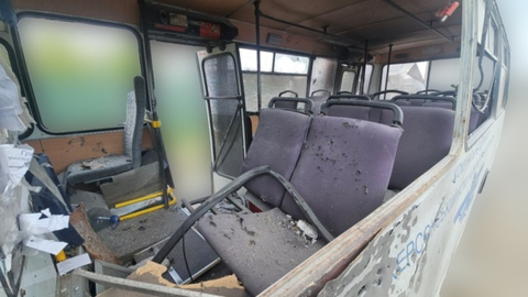 Hersonā dronu triecienā mikroautobusam nogalināti divi cilvēki