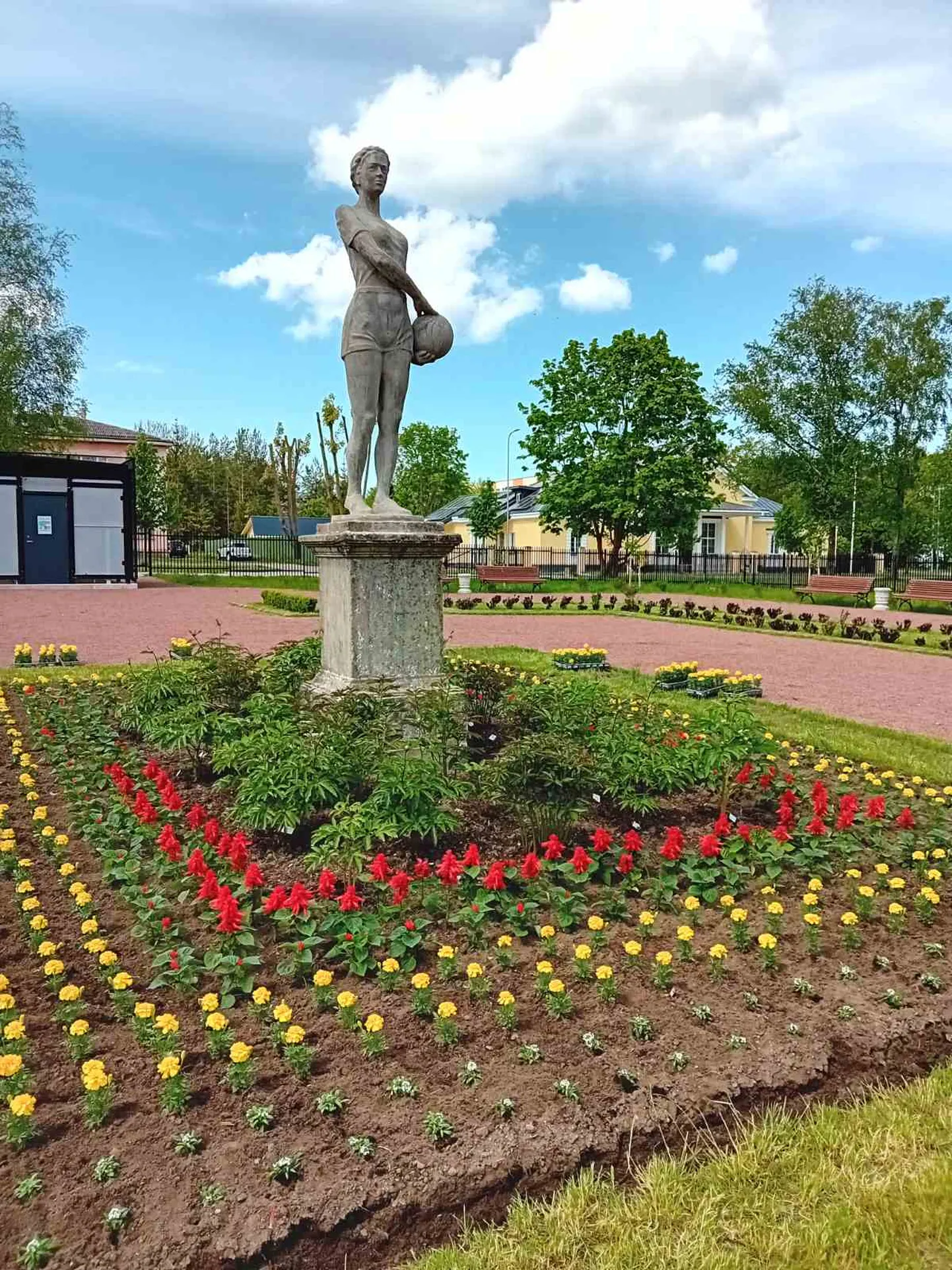 Тематический парк "Таинственный город" украсился цветами.