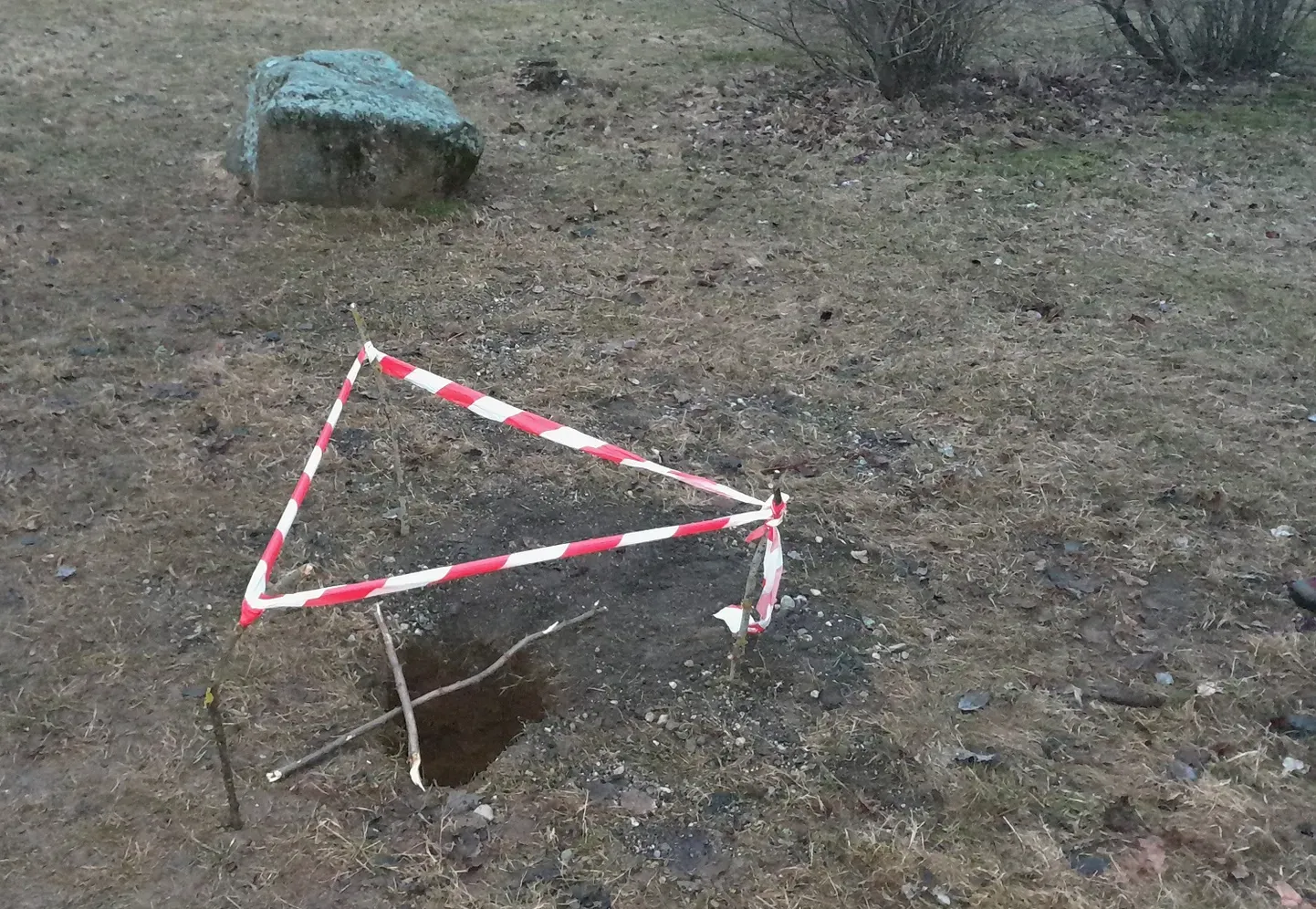 Опасная яма на детской игровой площадке в Пыльва.