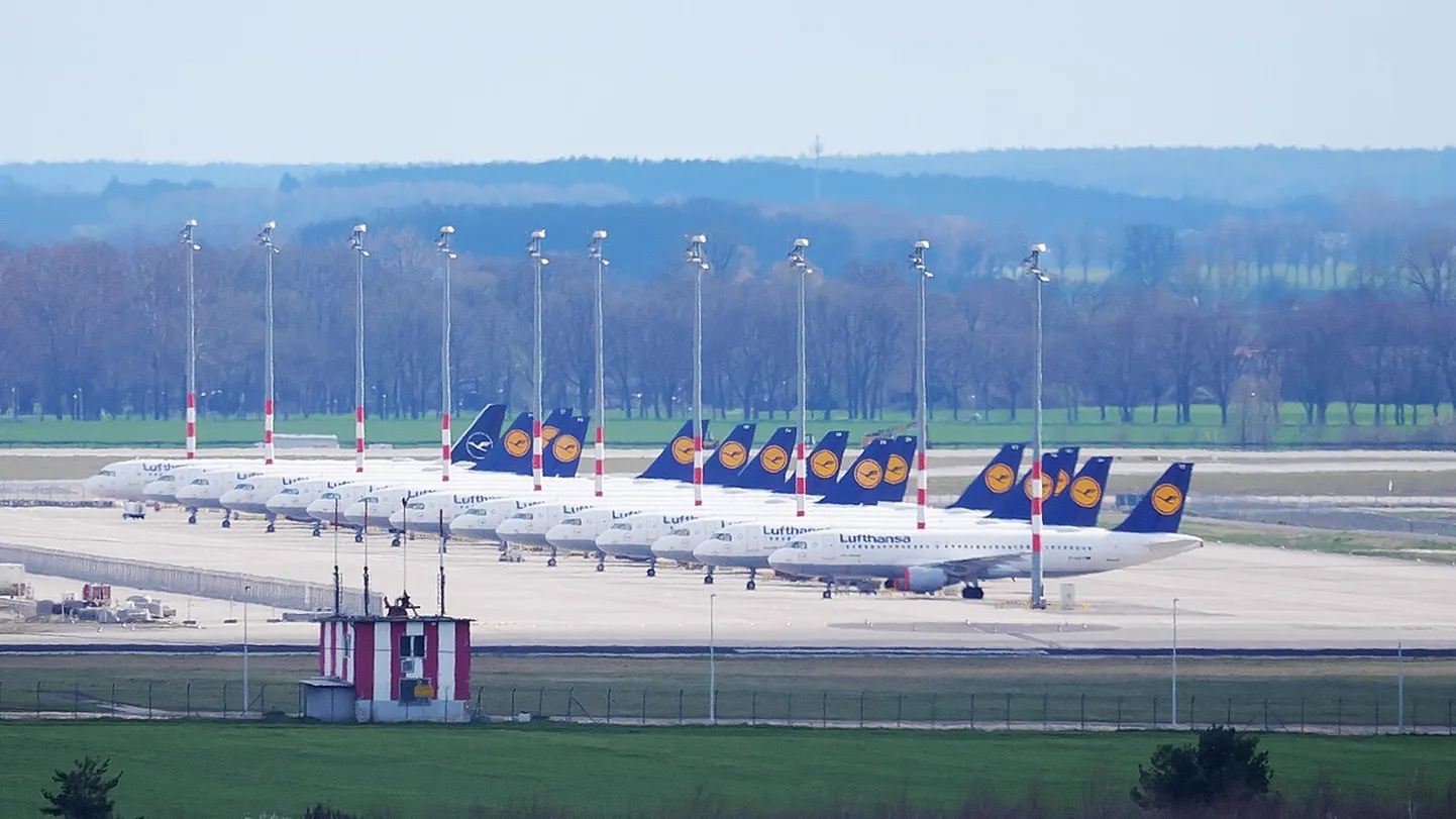 Lufthansa lennukid 2020. aastal maailma tabanud koroonapaanika alguses. Hilisematel aastatel kehtis Lufthansa lennukites range respiraatoripoliitika; näomaski tohtis eemaldada vaid söömise ja joomise hetkedeks.