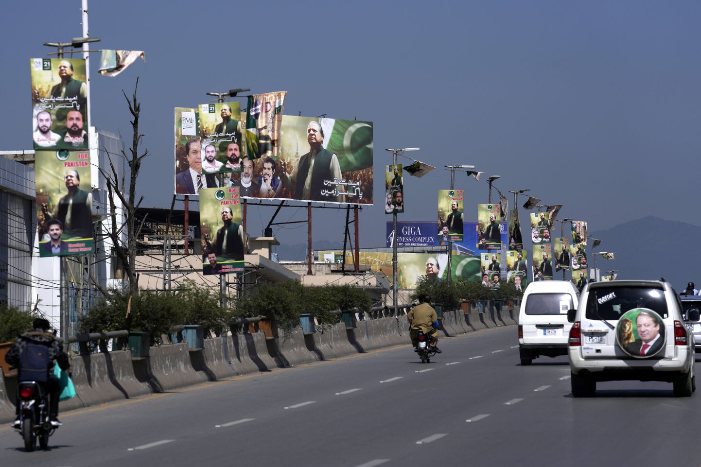 Pakistani eksiilis elavat endist peaministrit Nawaz Sharifi ootavad kodumaal mitmel pool ees tervitusplakatid, näiteks sel fotol oleval maanteel Rawalpindis.