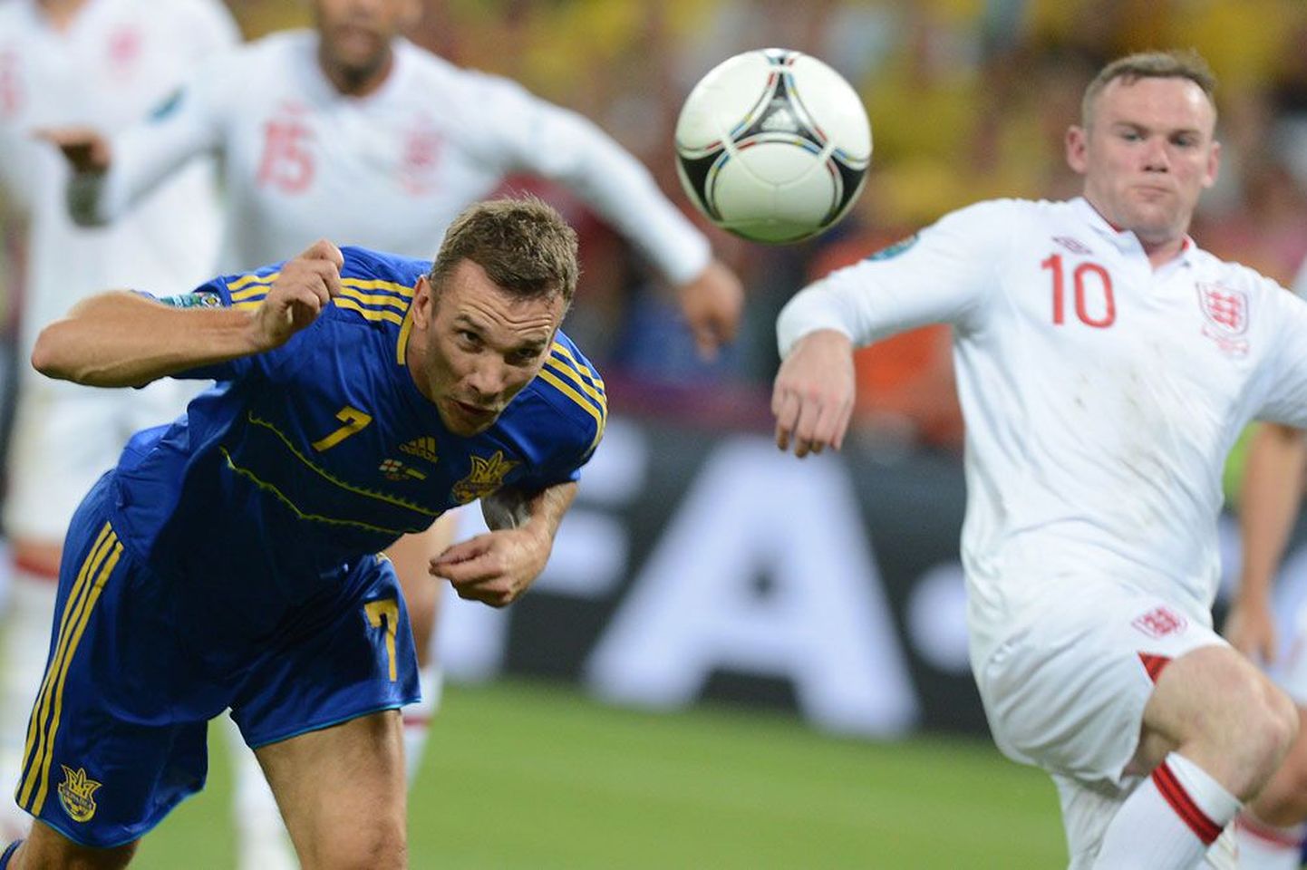 Капитан сборной Украины Андрей  Шевченко (слева)  и лидер сборной  Англии Уэйн Руни, забивший гол в ворота украинцев.