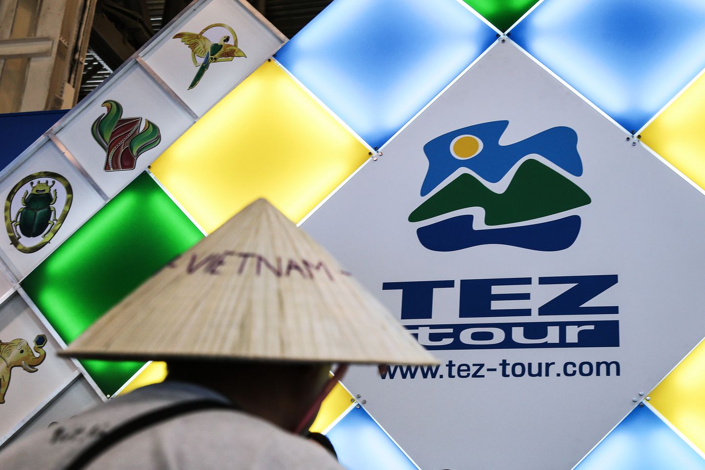 Логотип Tez Tour.