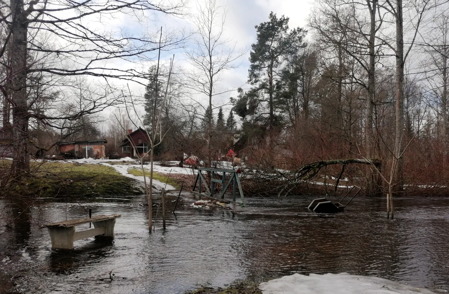 Pavasara palu laikā no krastiem izgājusi Ķekavas upe Baldonē, applūdinot zemākās vietas.