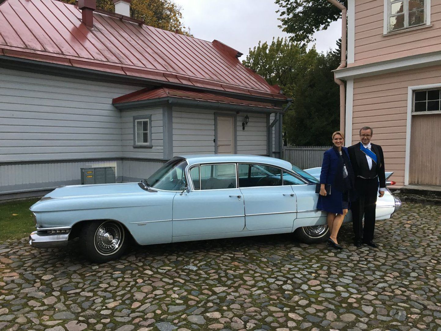 Pärast presidendiameti üleandmist lahkusid Toomas Hendrik Ilves ja Ieva Ilves Kadriorust helesinise Cadillaciga.