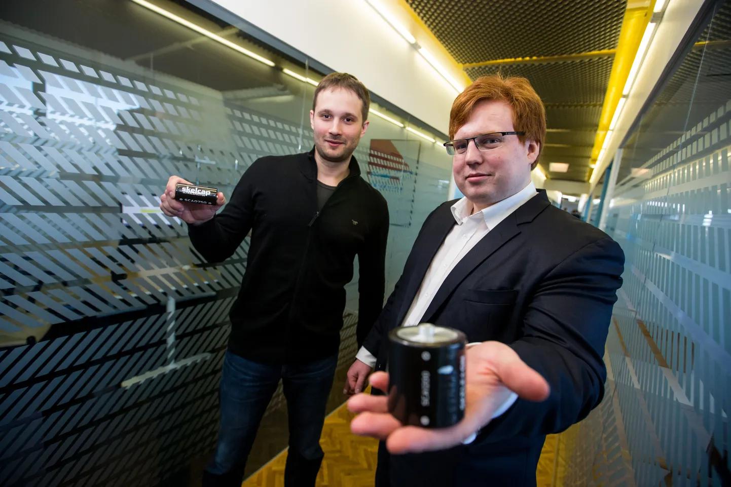 Skeleton Technologies finantsjuht Indrek Kaldoja ja juhatuse esimees Taavi Madiberk koos superkondensaatoritega.