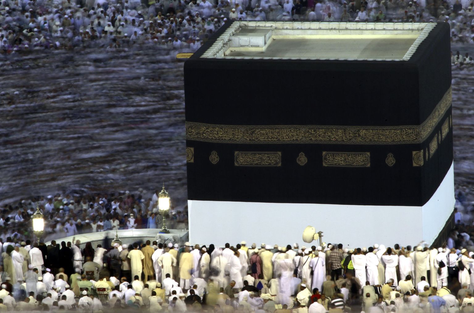 Kõik hadžil osalejad peavad käima seitse ringi vastupäeva ümber Kaaba, Mekas suure mošee õuel asuva islami tähtsaima pühamu, mille poole moslemid viis korda päevas palvetavad.