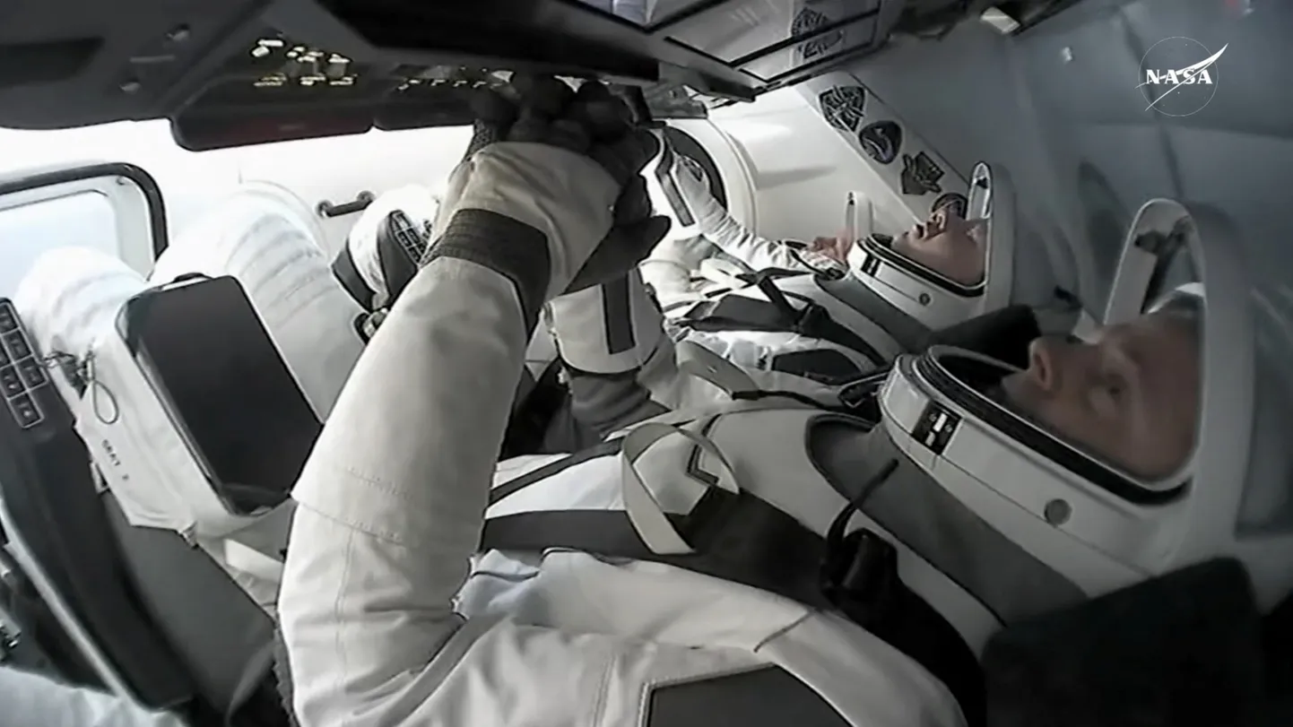 Astronauti Bučs Vilmors un Suni Viljamsa atgriežas uz Zemes no Starptautiskās kosmosa stacijas Crew Dragon kapsulā pirms plānotās nosēšanās Floridas piekrastē, ASV, 2025. gada 18. martā – attēls no videoieraksta.
