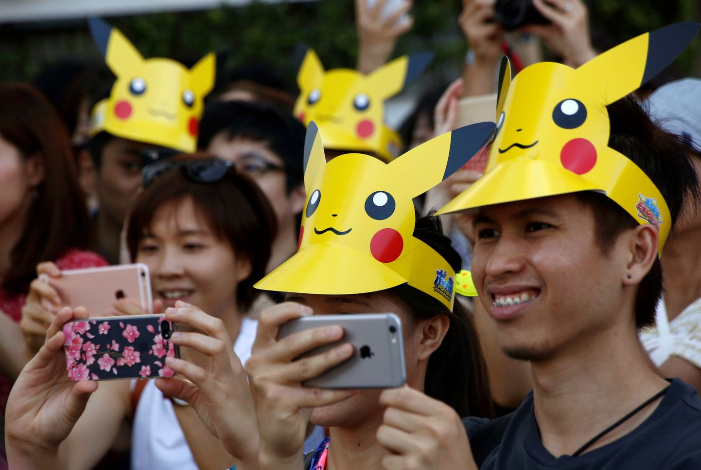 Pokemon Pikachu mütsidega inimesed.