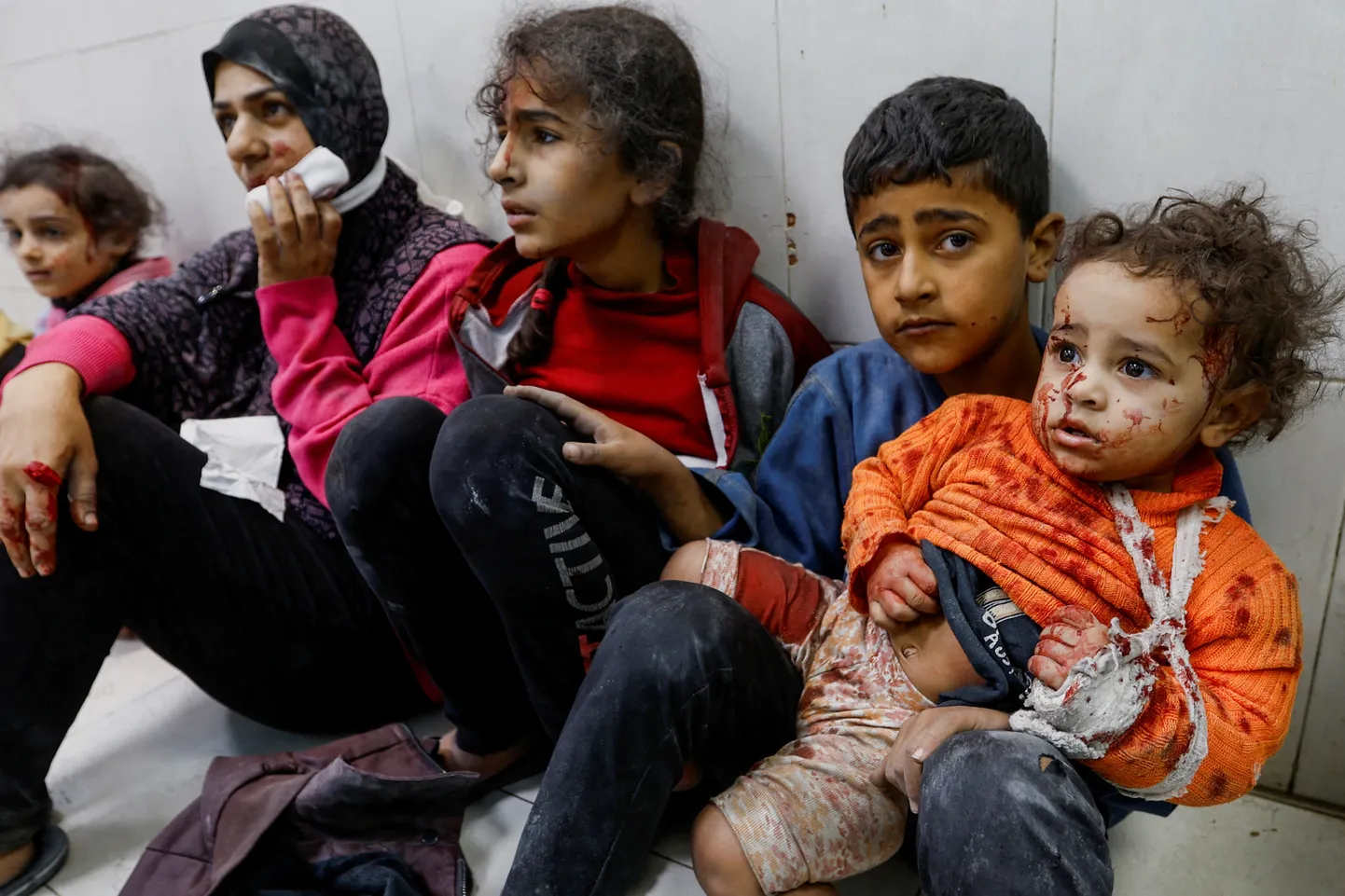 Haavatud palestiina lapsed Nasseri haigla põrandal pärast Iisraeli rünnakuid Khan Younise linnale.