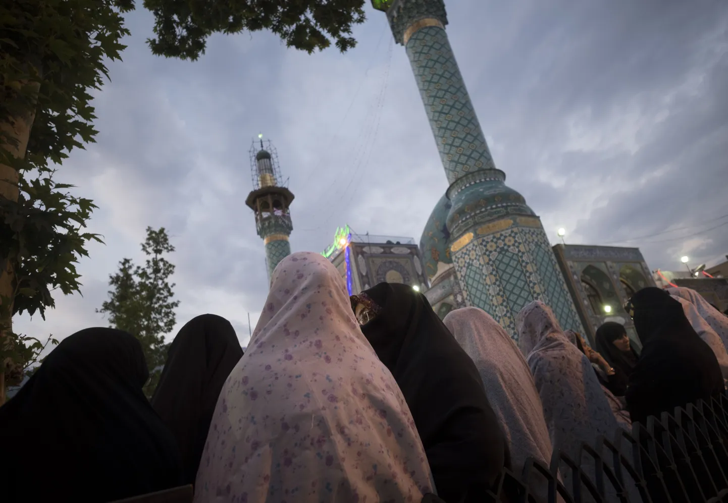 Iraanis on naistel lubatud üksinda laulda vaid teiste naiste juuresolekul. Kui publikus on ka mehi, tohivad naised laulda vaid üheskoos vastassoo esindajaga.