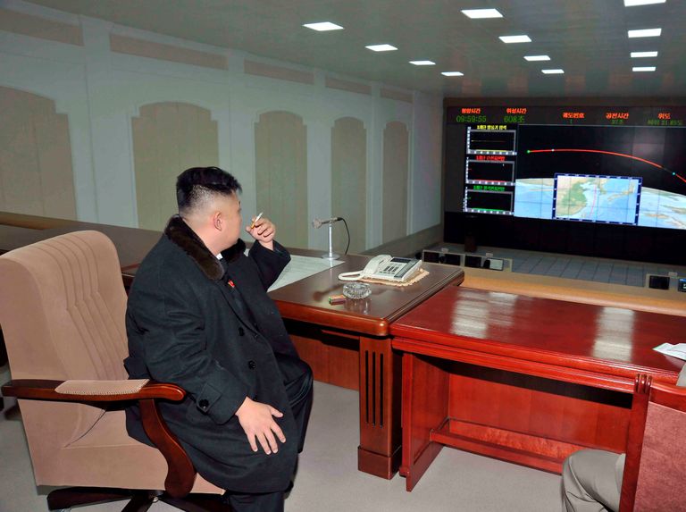 Põhja-Korea liider Kim Jong-un suitsetamas satelliidi- ja raketikontrolli keskuses 2017