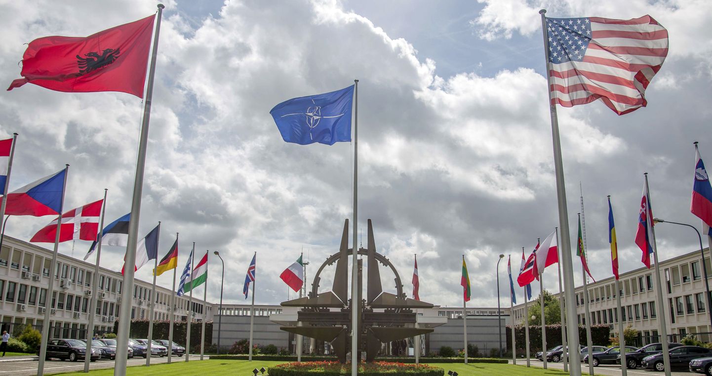 Площадка с флагами у штаб-квартиры НАТО в Брюсселе.