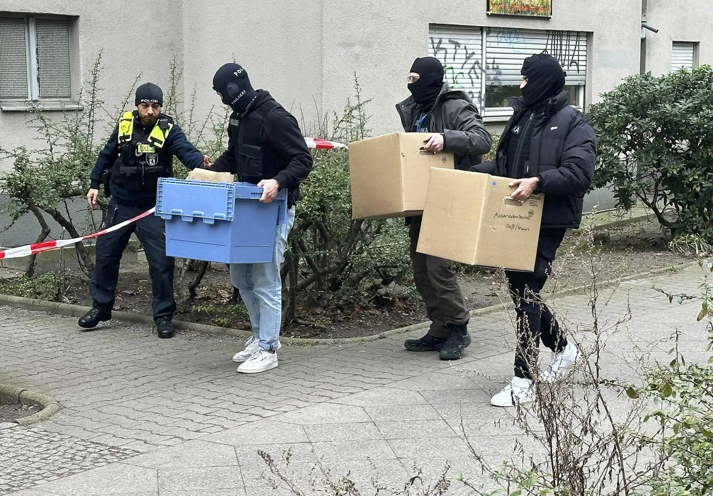 Uurijad kannavad Berliinis Kreuzbergi linnaosas välja tõendeid vasakäärmuslikus terrorismis kahtlustatava Daniela Klette korterist.