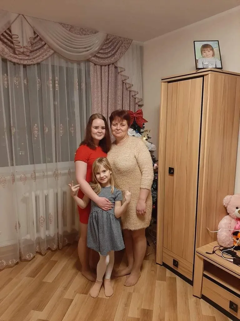 Elisabeth ja Kaisa koos oma emaga.