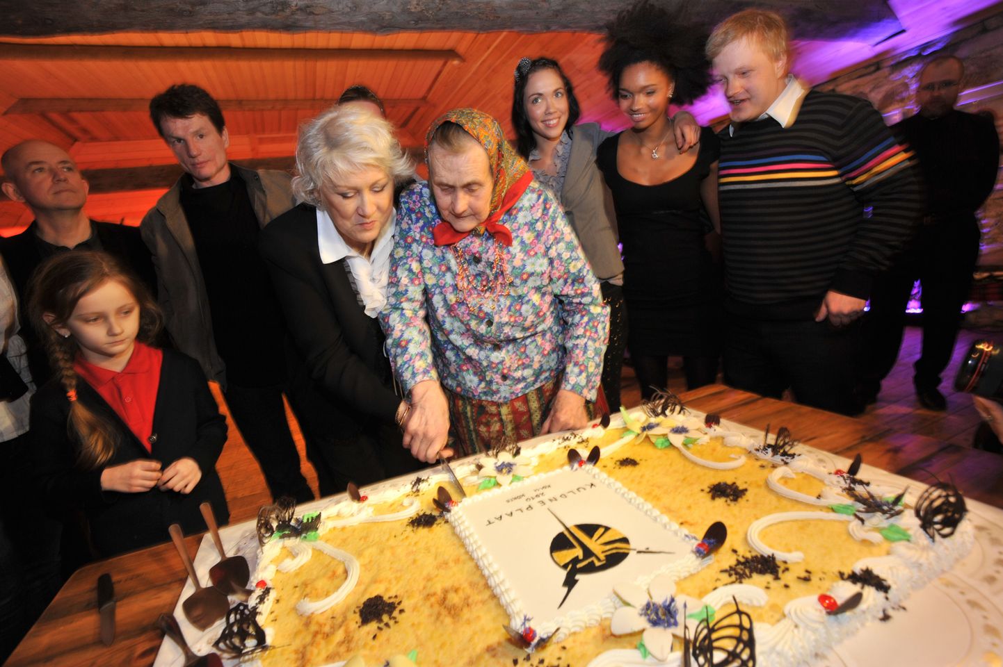 Eesti popmuusikasse panustamise eest auhinnatud Heidy Tamme ja aasta naisartist Kihnu Virve torti lõikamas.