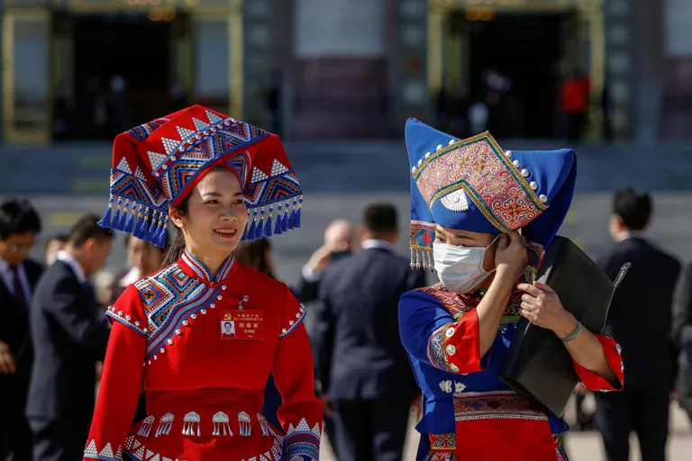 Hiina rahvusvähemuste delegaadid lahkuvad eile pärast kompartei 20. kongressi avaistungit Pekingi Suurest Rahvapaleest.