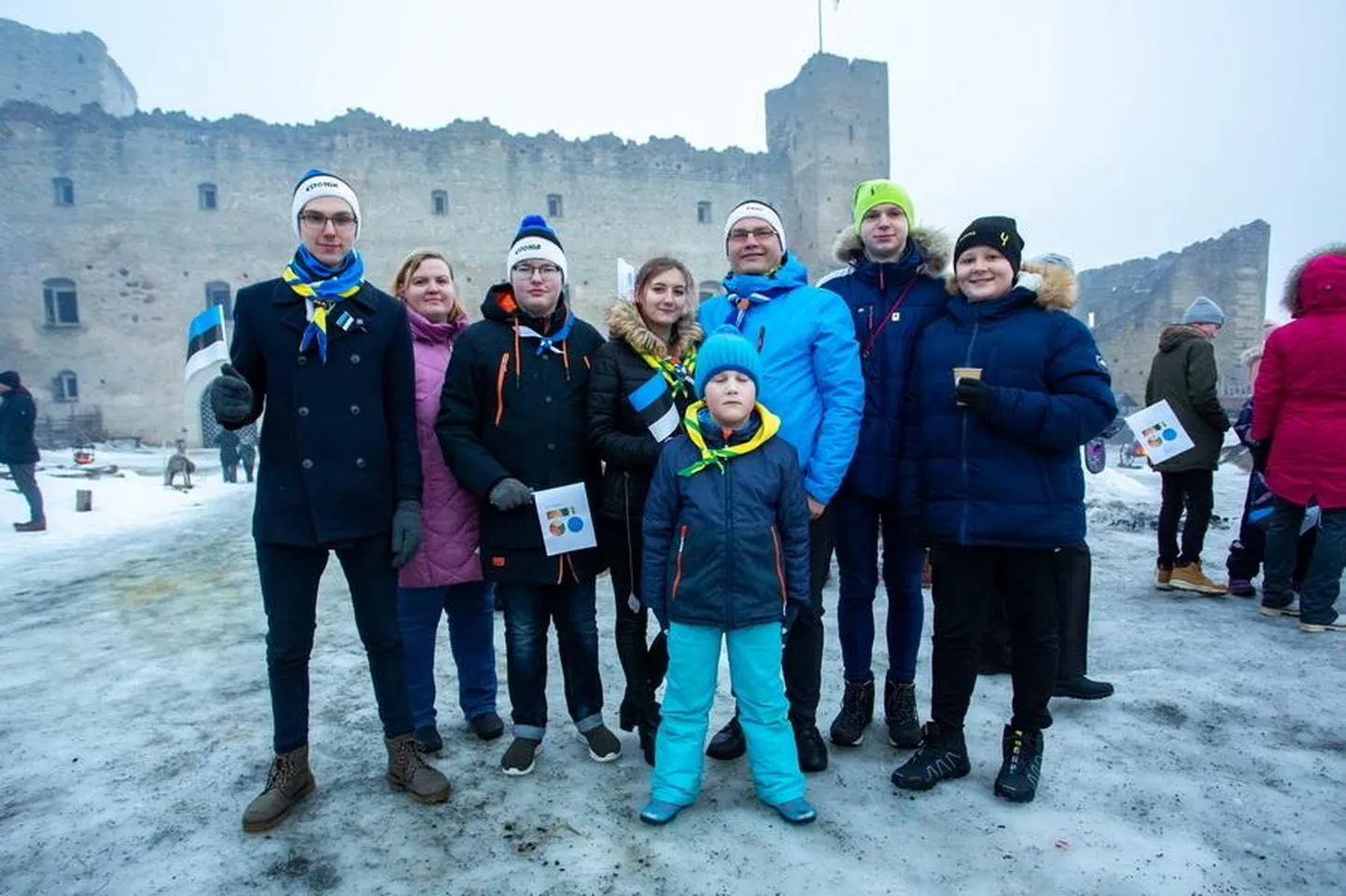 Lipuheiskamisel olid teiste seas kohal Rakvere ja Vaeküla skaudid koos oma juhi Andres Lillemägiga (helesinises jopes), kes pole naljalt ühelgi aastal tseremooniat vahele jätnud.