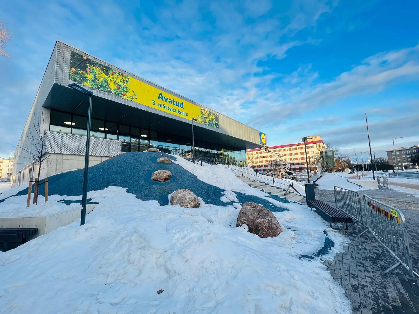 Lidl avas Narvas uksed 3. märtsil. Sellest ajast saati on osa kaupluse territooriumist olnud tõketega piiratud.
