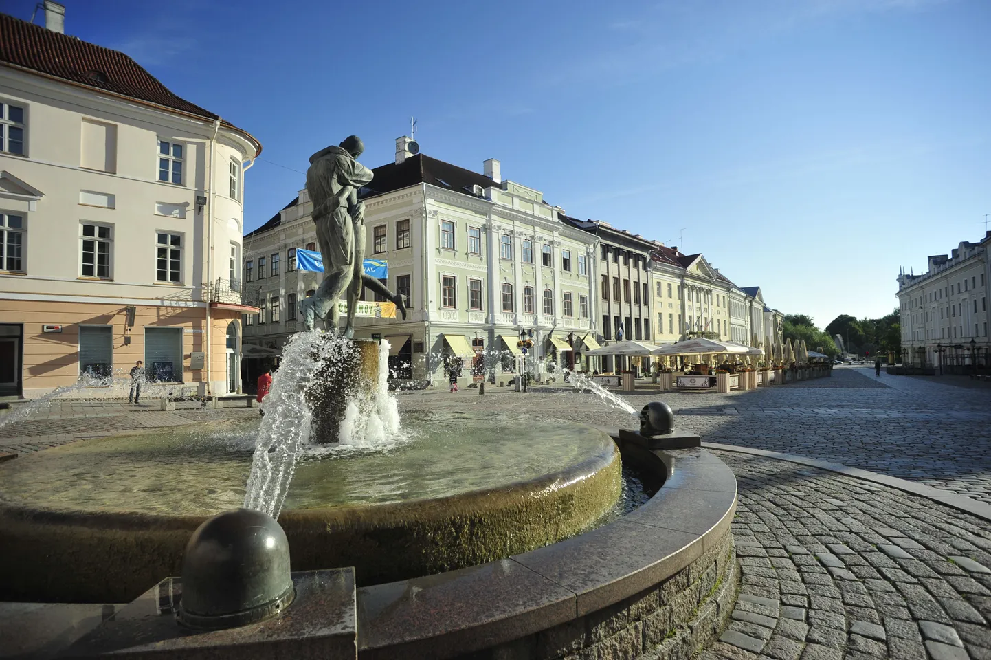 Tartus Raekoja platsil asuv Suudlevate tudengite purskkaev on ajutiselt vihmavarjuta.