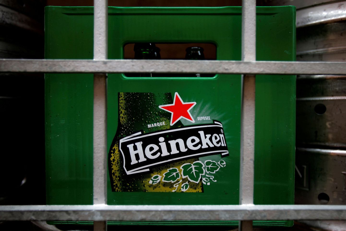 Heinekeni logo õllekastil.