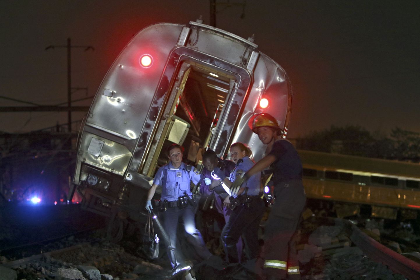 Päästjad 12. mail USAs avarii teinud rongist inimesi välja aitamas.