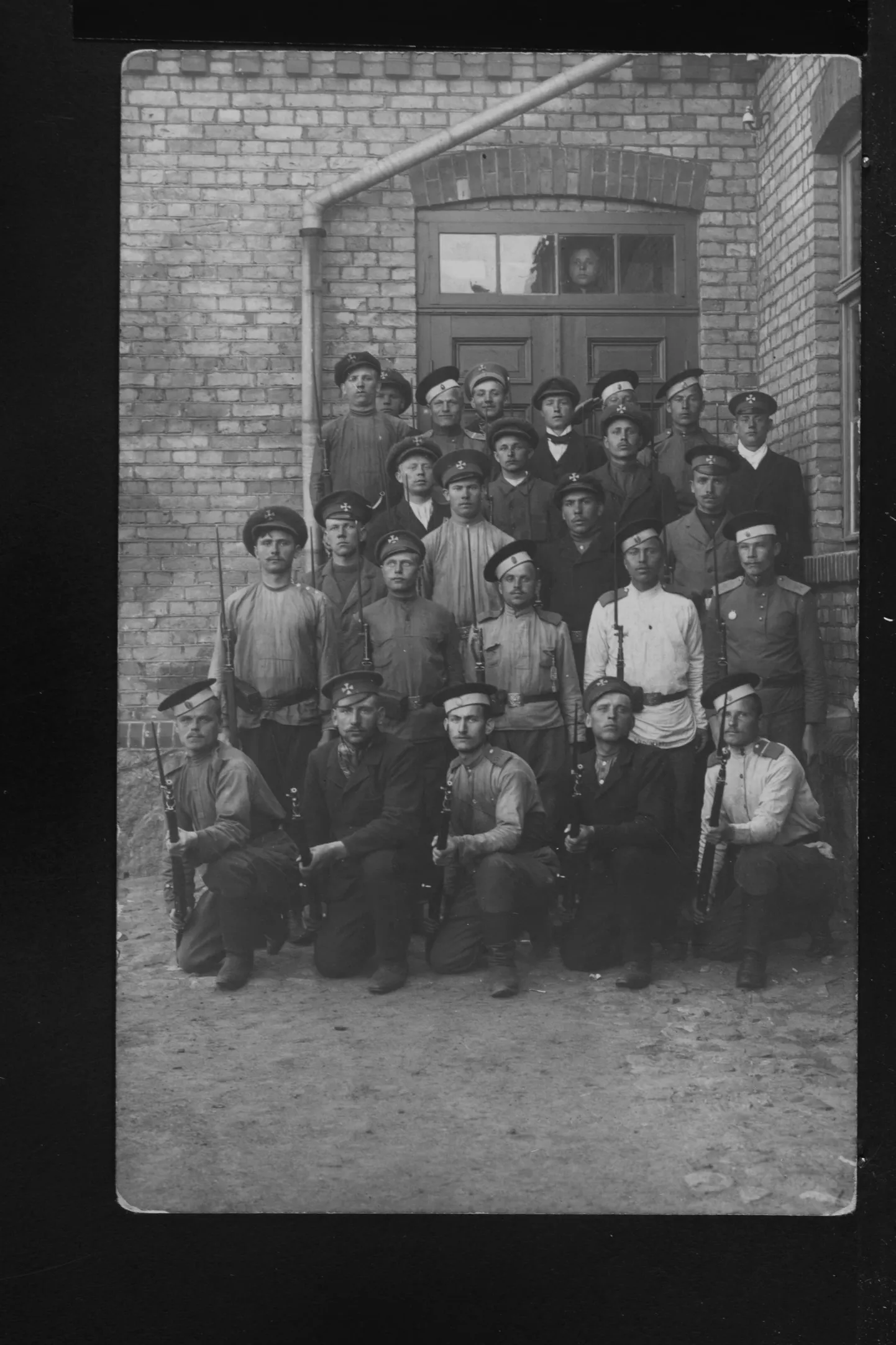 Mõned 95. Krasnojarski polgu soldatid Pärnus. Tartus tehtud fotosid nendest ei tulnud artikli trükiks ettevalmistusel arhiividest otsingul välja.
