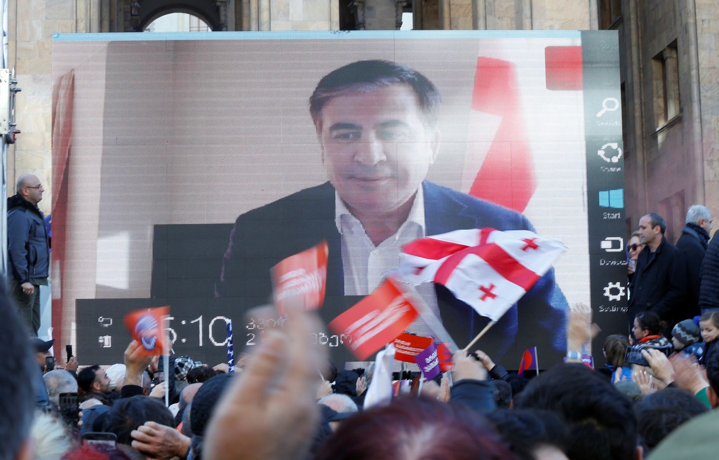 Михаил Саакашвили обращается к своим сторонникам посредством телемоста во время митинга оппозиции в Тбилиси после президентских выборов 2 декабря 2018 года.