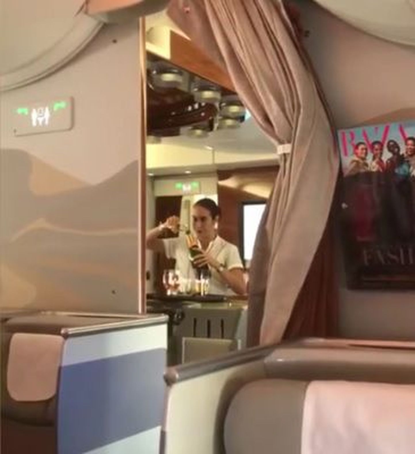 Stjuardess kallab šampanja tagasi pudelisse.