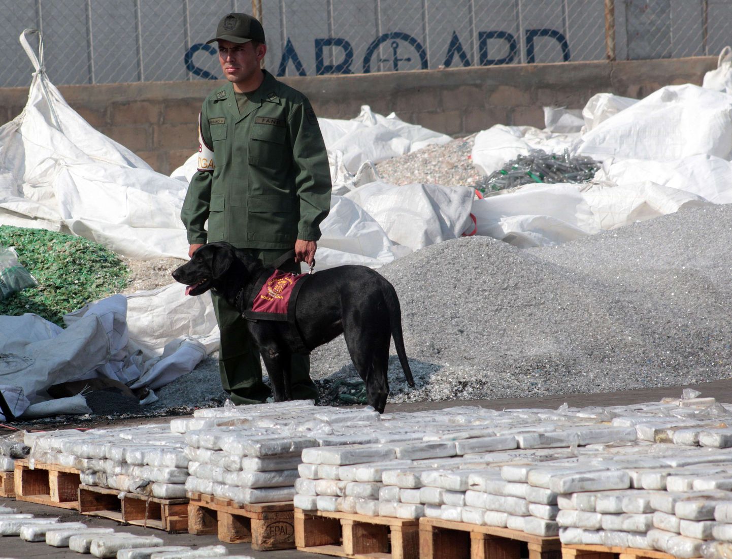 Venezuela rahvuskaartlane valvamas 2,6 tonni kokaiini, mis konfiskeeriti riigi loodeosas Maracaibos. Pilt pärineb aastast 2013.