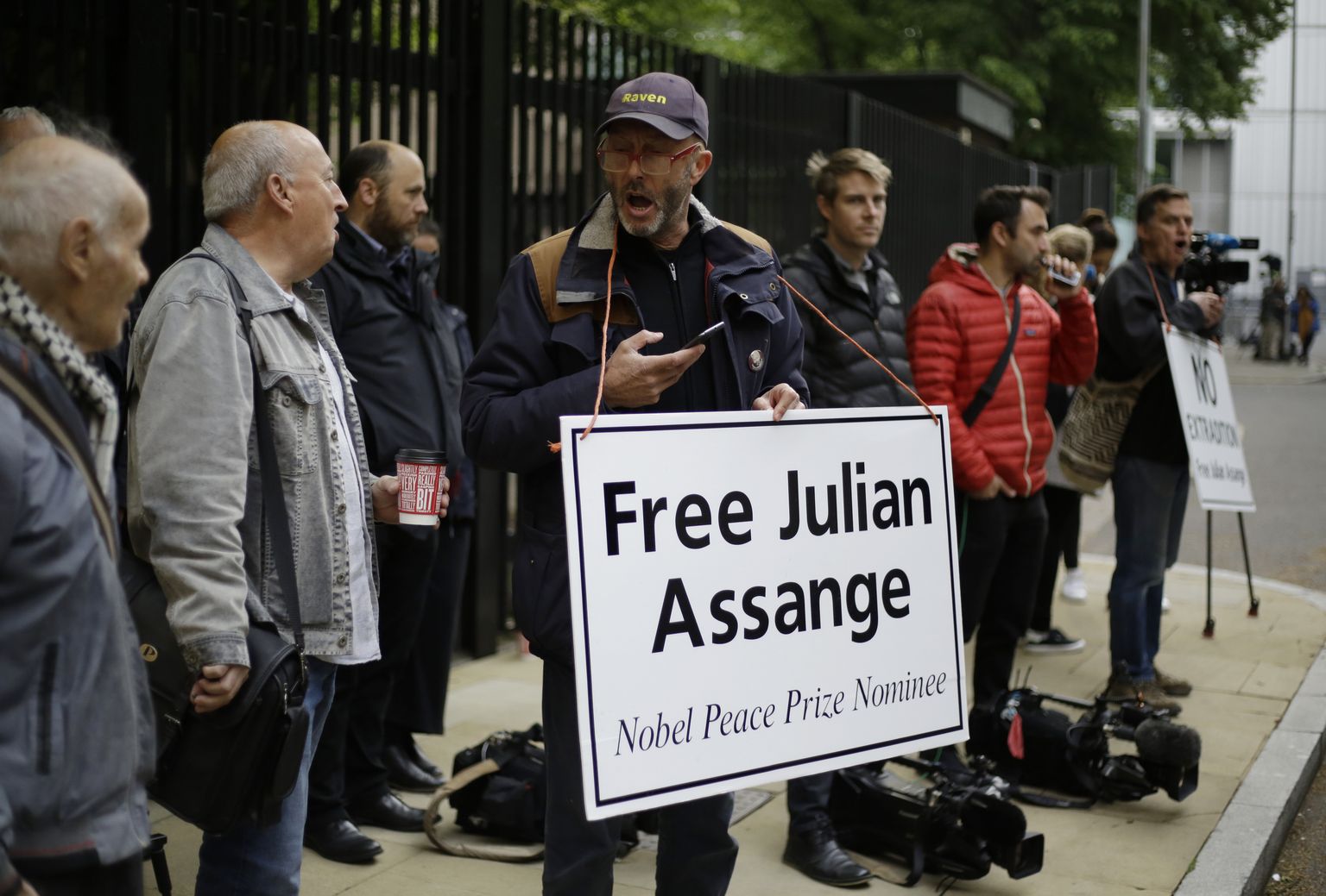 Julian Assange'i vabastamist nõudvad meeleavaldajad Londoni kohtu ees 1. mail 2019.