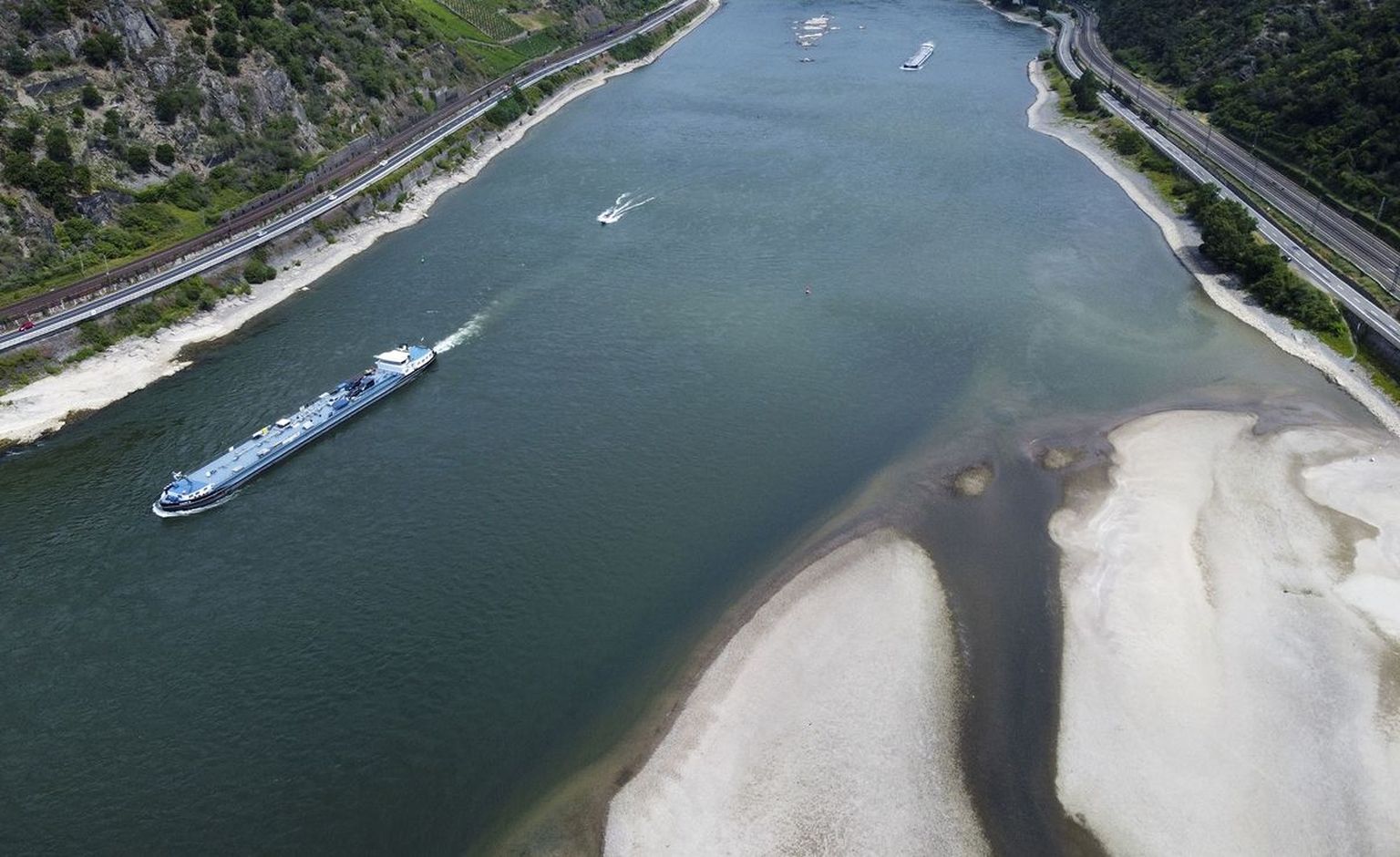 HULLUS SEISUS: Euroopa siseveeteede võrgustikus on Reini jõgi üks tähtsamaid lülisid. Käesoleval suvel on aga jõe veetase saavutanud kriitilise piiri, mis on järsult vähendanud laevaliikluse aktiivsust.