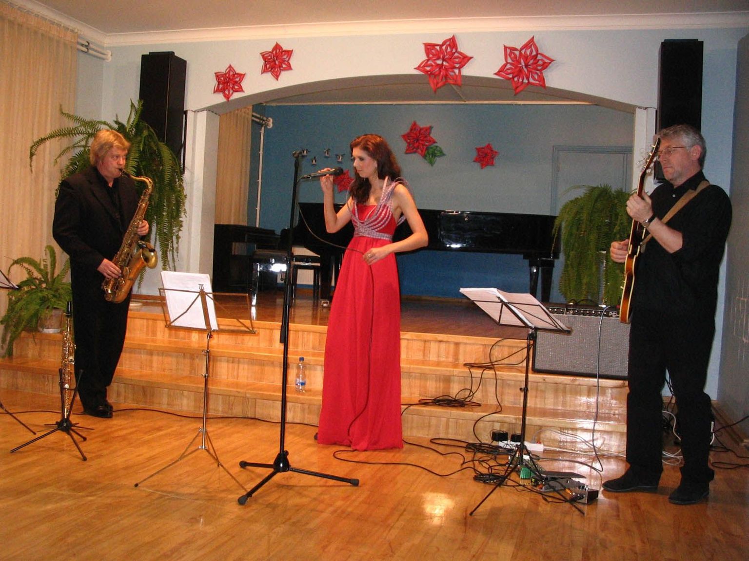 Saksofonist Raivo Tafenau, laulja Laura Põldvere ja kitarrist Ain Agan Valgas musitseerimas.