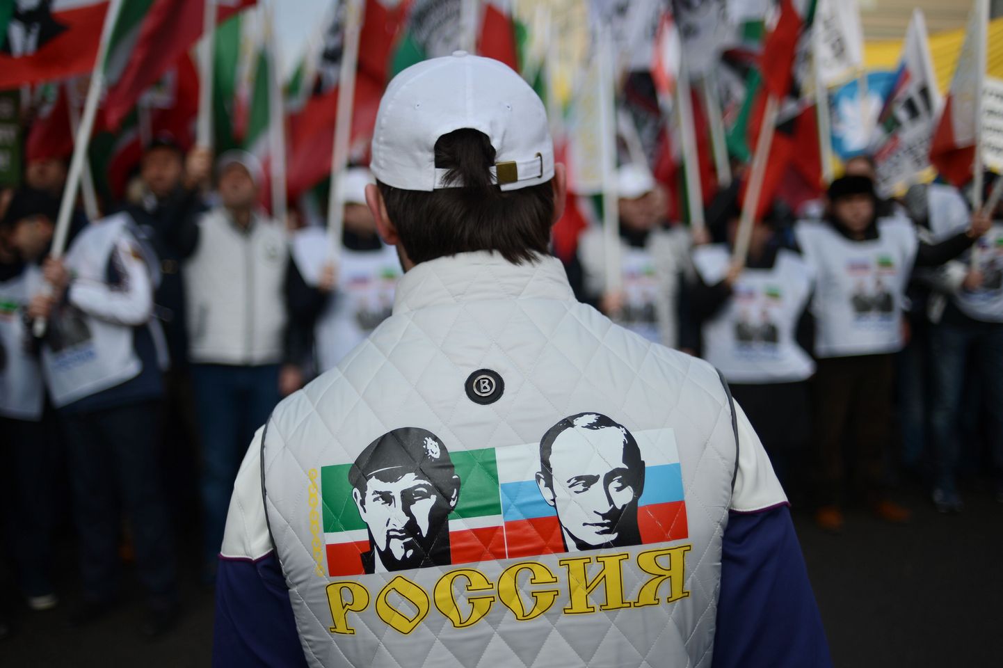 Putini ja Kadõrovi pildiga vest Moskvas Maidani-vastasel meeleavaldusel 21. veebruaril.