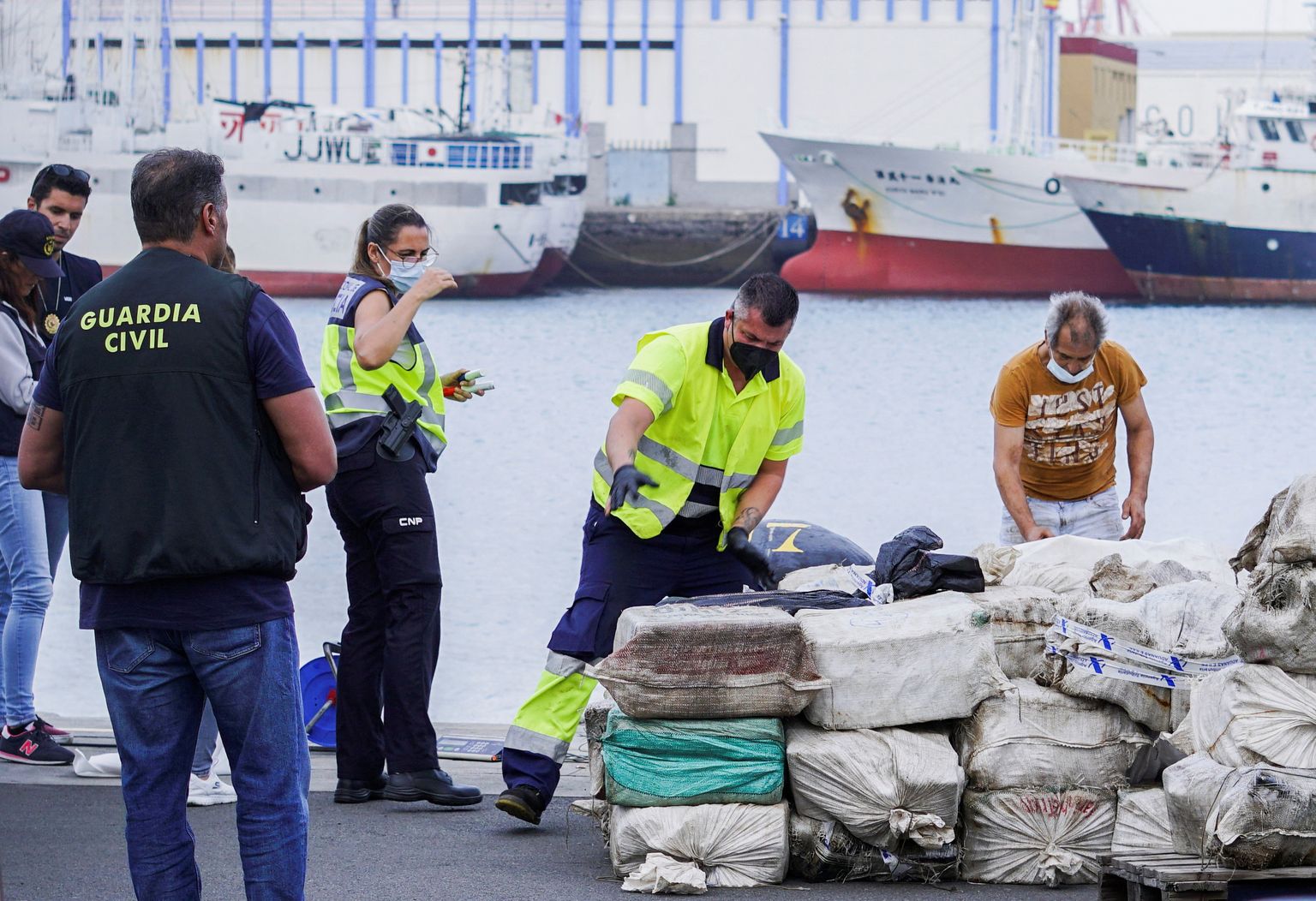 Kanaarisaarte politsei konfiskeerimas laevadelt leitud narkootikume 16. aprillil 2022. Pilt on illustratiivne.