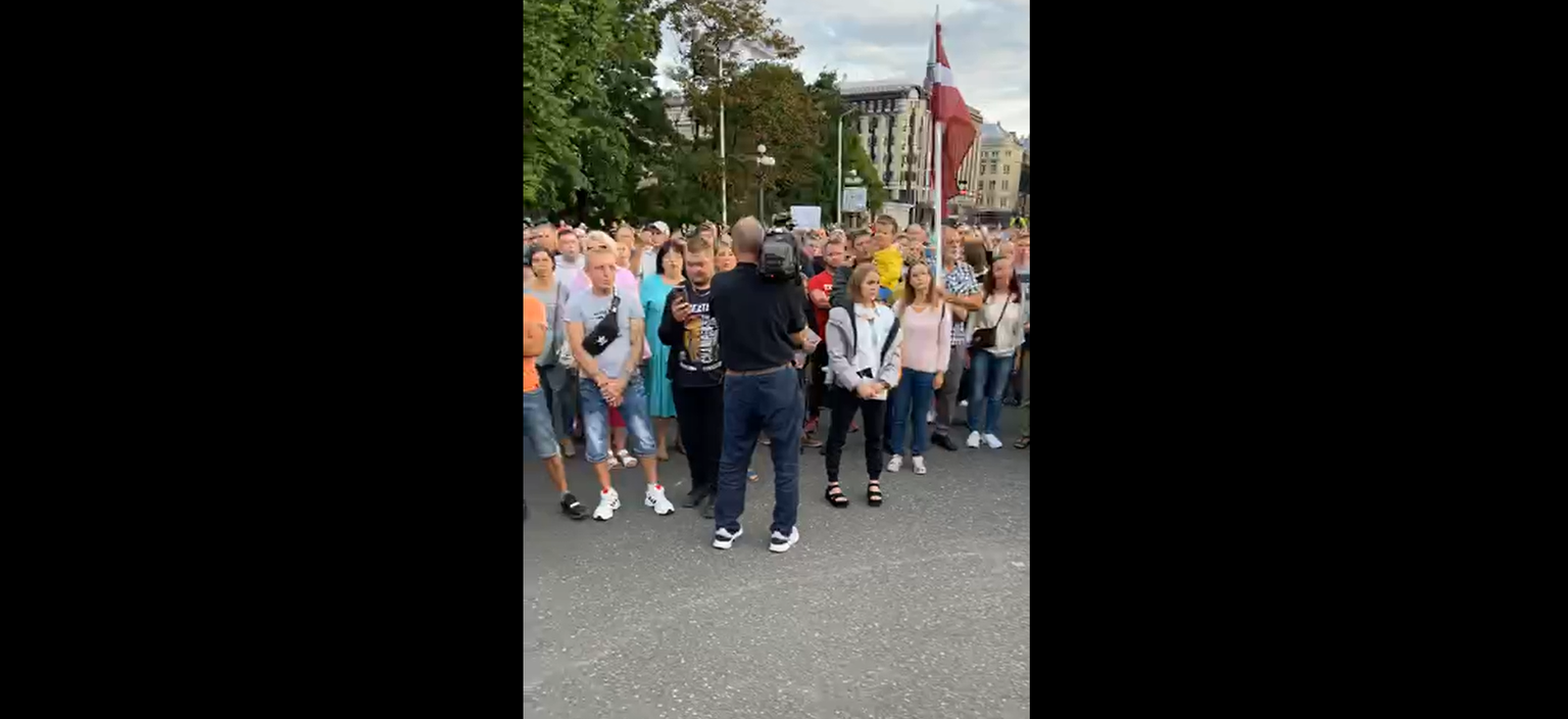 Ekrānšāviņš no "Brīvai Stiprai Latvijai" Facebook lapā publicēta video