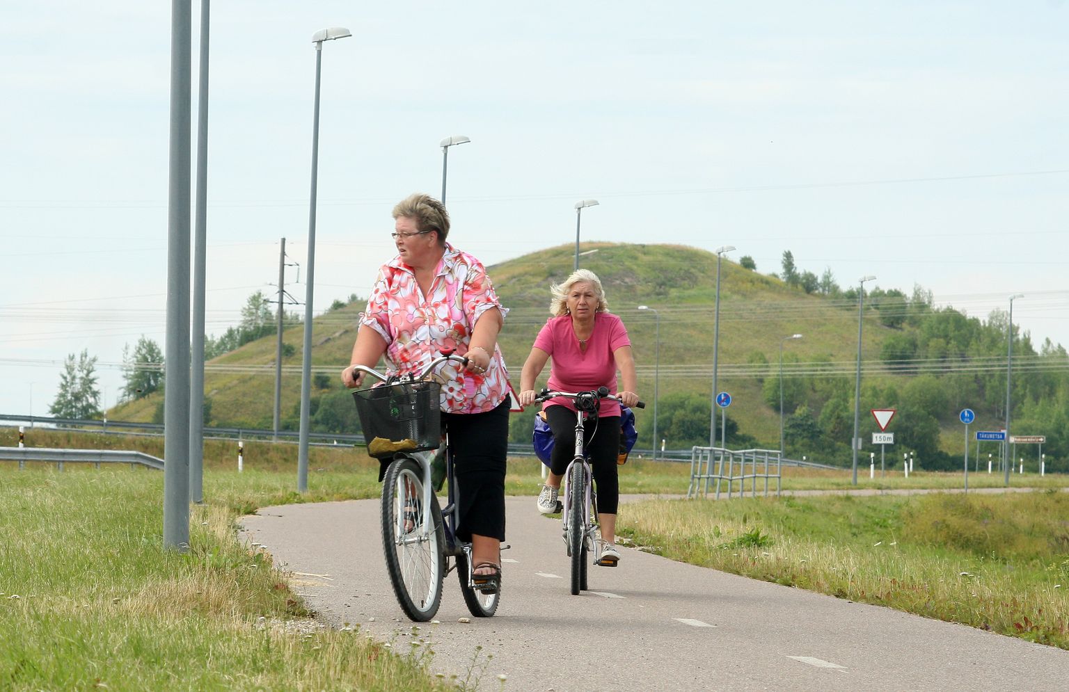 Велопешеходная дорога между Йыхви и Кохтла-Ярве активно используется. Уездный центр желает создать безопасное соединение для пешеходов и велосипедистов также с Тойла, который заинтересован в этом не меньше.
