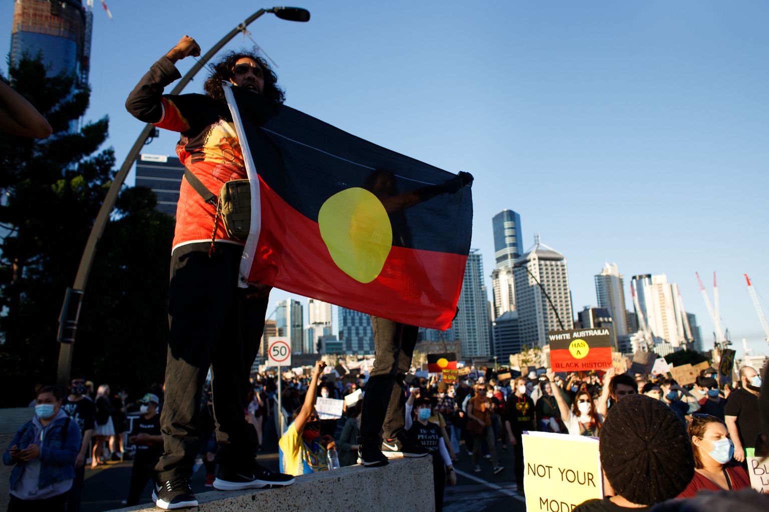 Austraalia rassismivastased meeleavaldajad aborigeenide lippudega, protestimas teiste seas ka põlisasukate diskrimineerimise vastu.