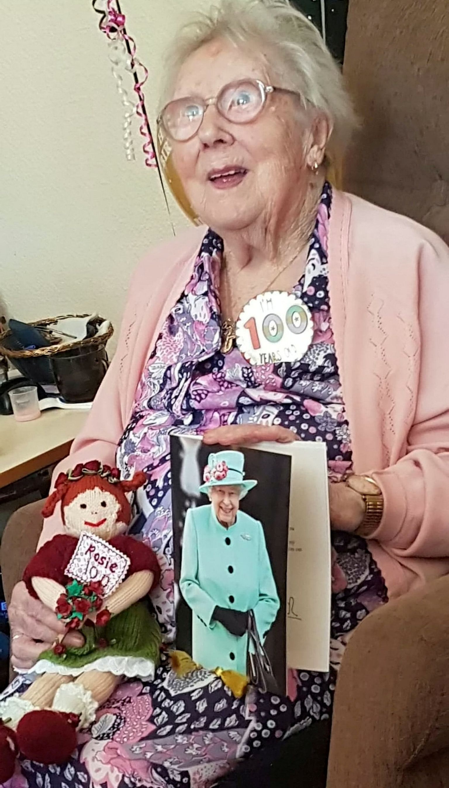 Inglanna Rose Heeley on vaatamata teda kimbutanud haigustele elanud 100-aastaseks.