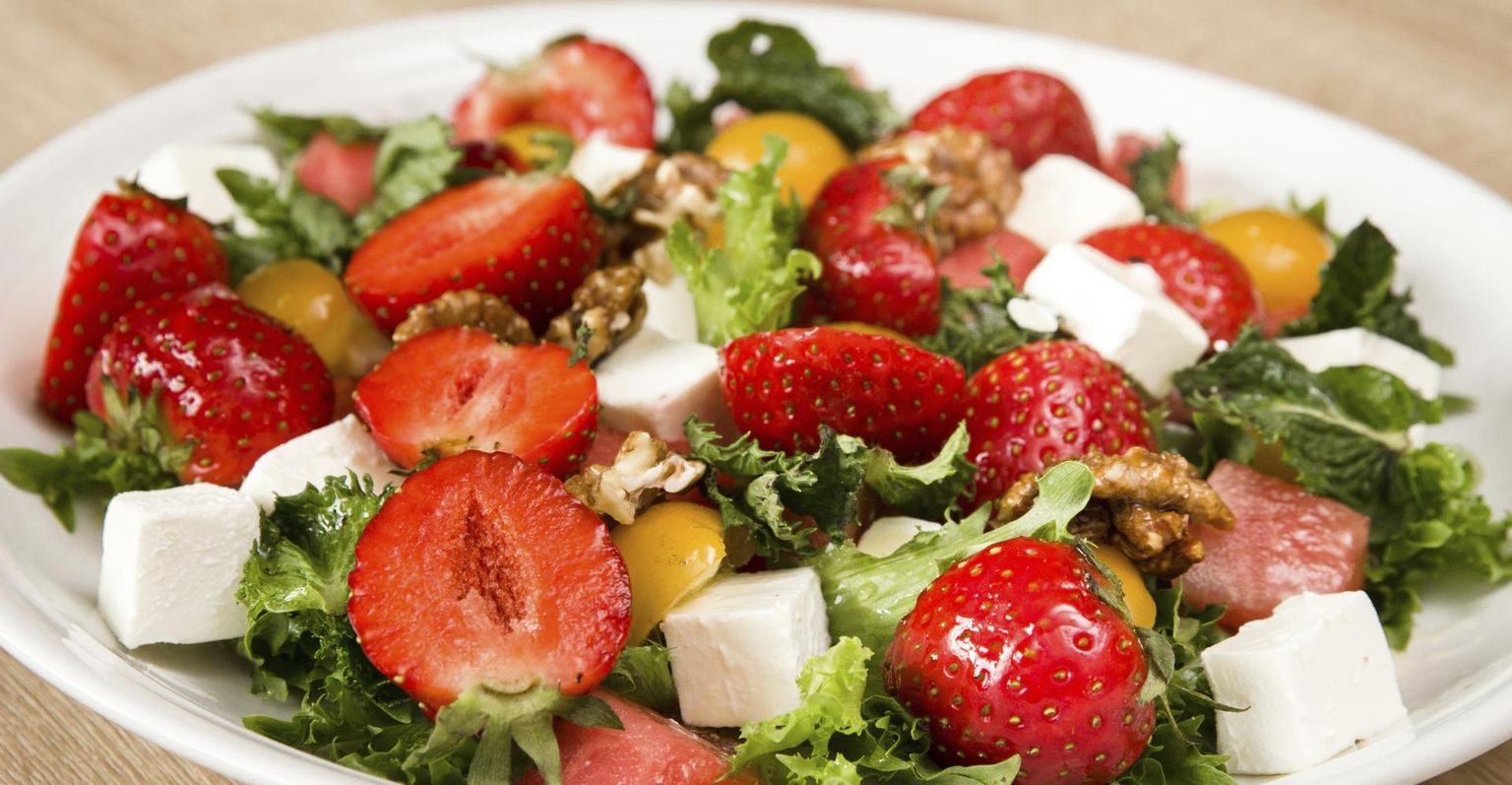 Ilus ja mahlane: maasika-, arbuusi- ja fetasalat. Kooslusesse sobib ka sinihallitus- või grilljuust.