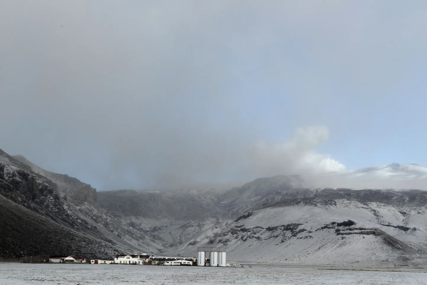 Eyjafjallajökulli liustikul asuv Fimmvörðuhálsi vulkaan 21. aprillil.