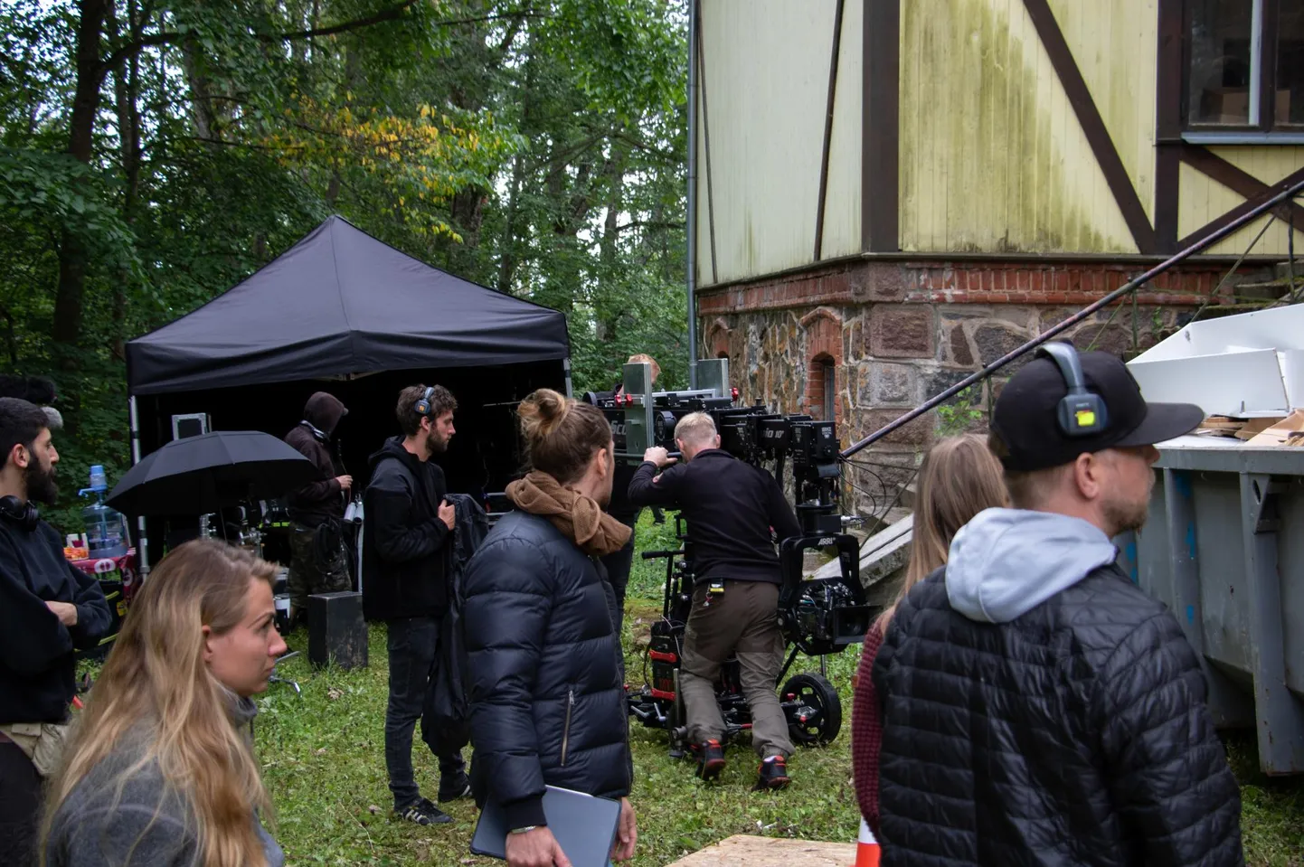 Kaks nädalat Väikemõisas väldanud filmivõtted lõppesid Viljandimaal teisipäeva õhtul.