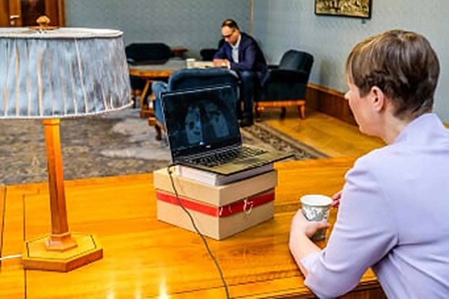 President suhtles videosilla vahendusel häirekeskusega.