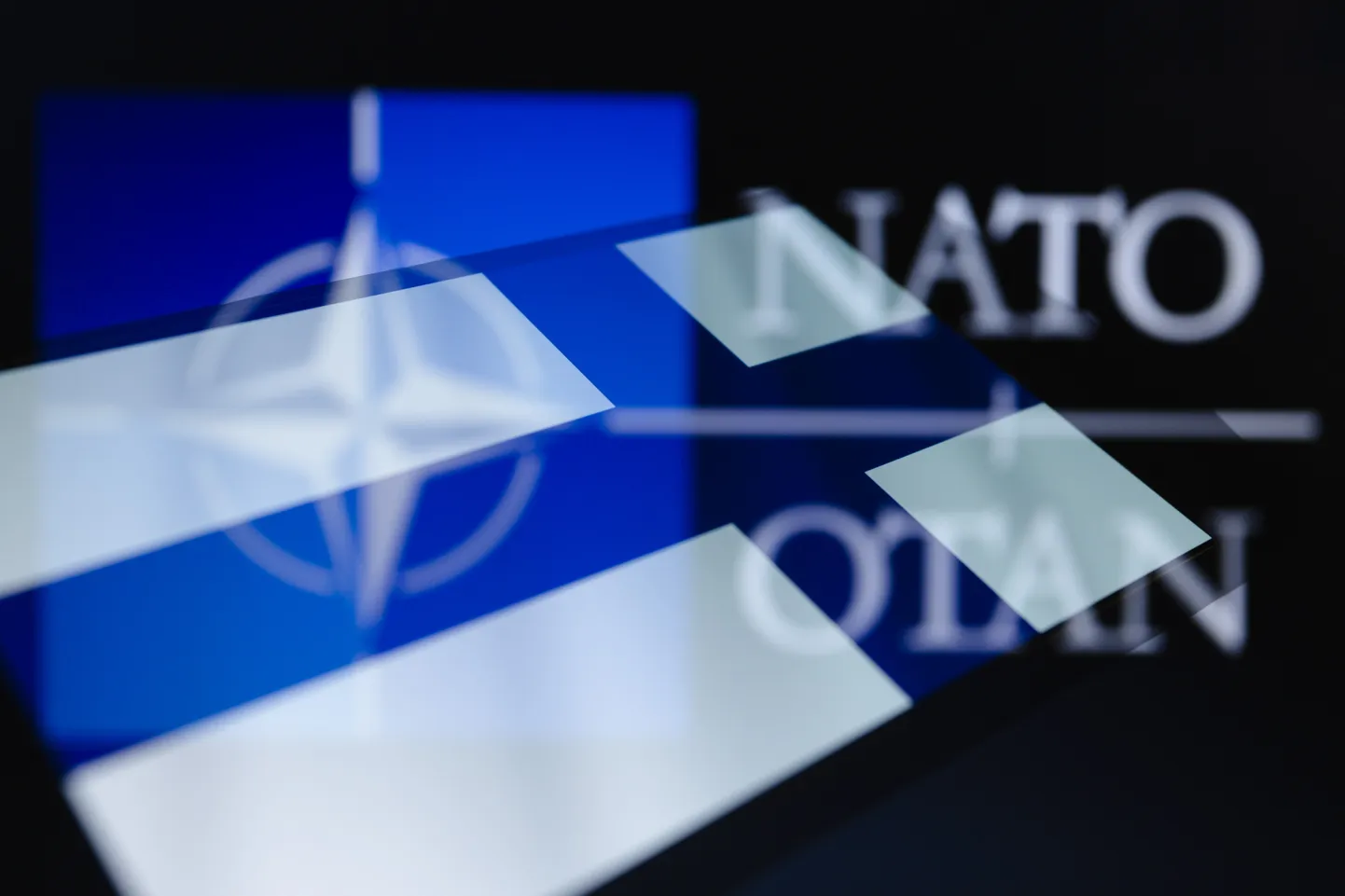 Soome lipp ja NATO logo. Foto on illustratiivne.
