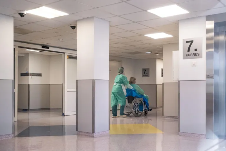 Terviseamet jälgib pea 900 pärnumaalast. Kõige noorem nakatunu, aastane laps sai nakkuse lasteasutusest ja vanim, 100aastane pereringis.
