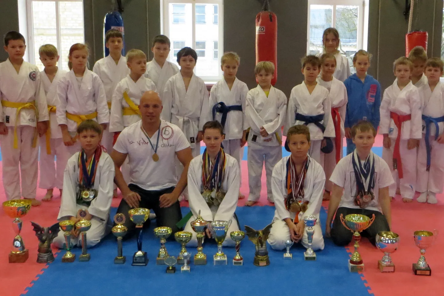 Uus generatsioon karatekasid koos maailmameister Marko Luhamaaga.
